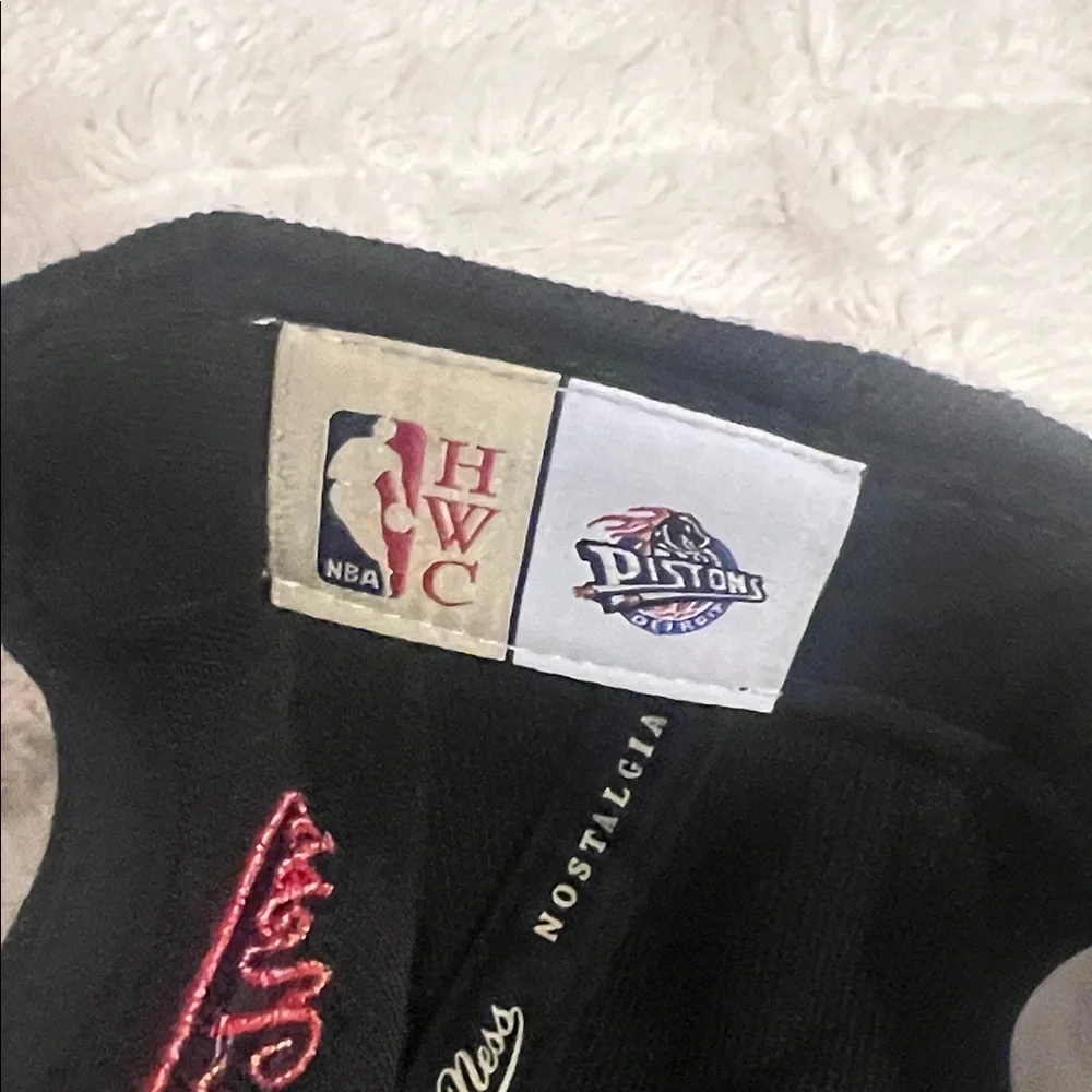 Mitchell & Ness Black/Red NBA Detroit Pistons HWC Core Basic Snapback